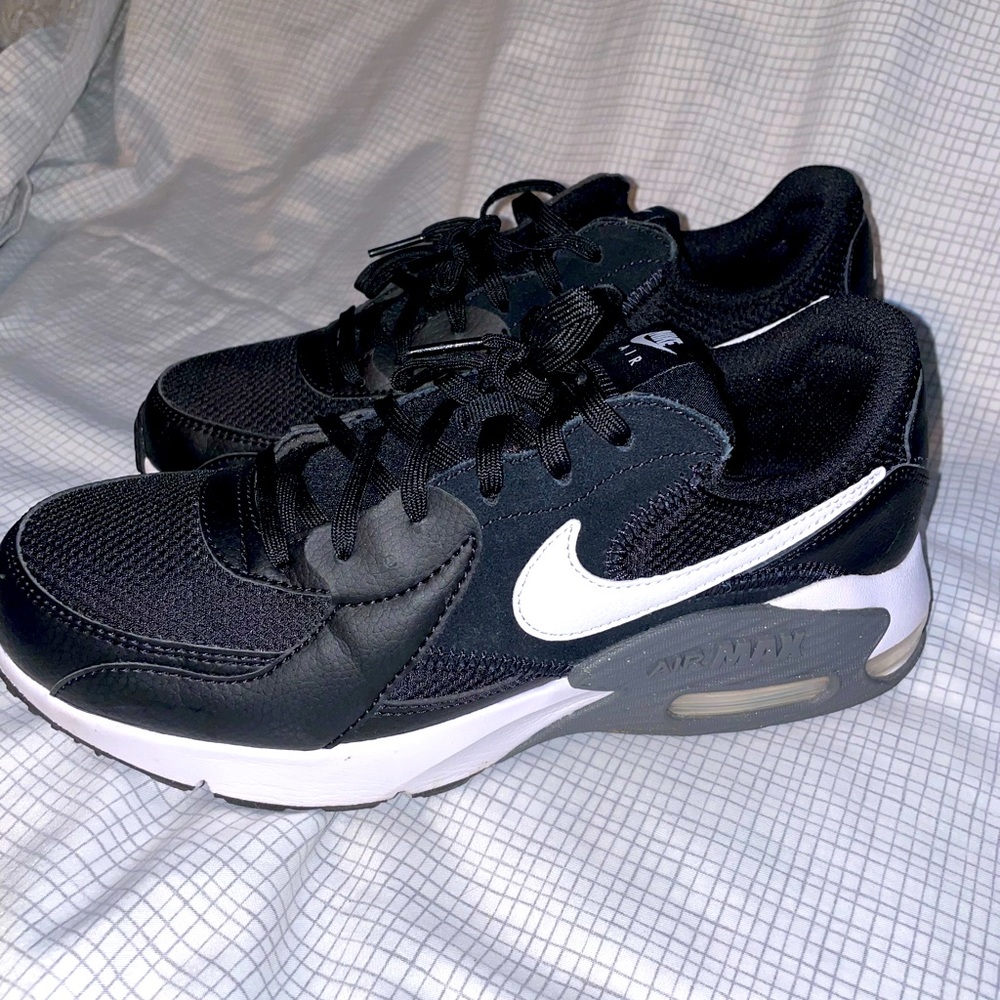 Black and white size 9.5 womens nike air max
